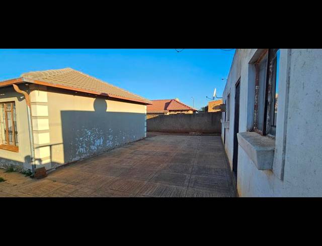 7 BEDROOM HOUSE FOR SALE IN LOTUS GARDENS